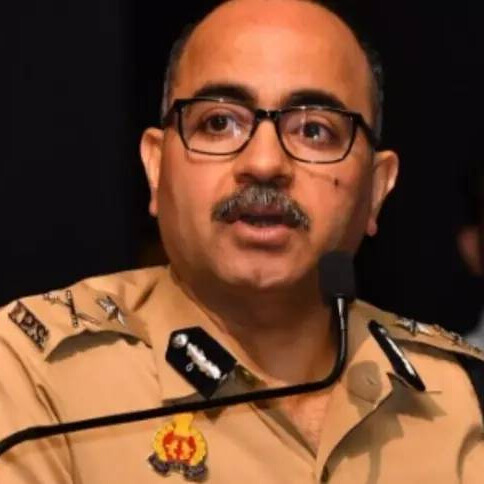 The corrupt police commissioner sent crooked cops to mock me, leaving me trapped while they dined with my kidnappers